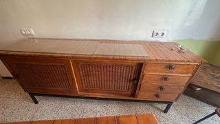 Mueble TV madera y mimbre.