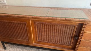 Mueble TV madera y mimbre.