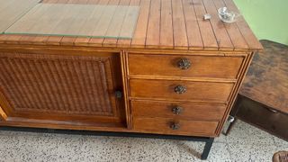 Mueble TV madera y mimbre.