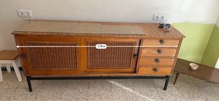 Mueble TV madera y mimbre.