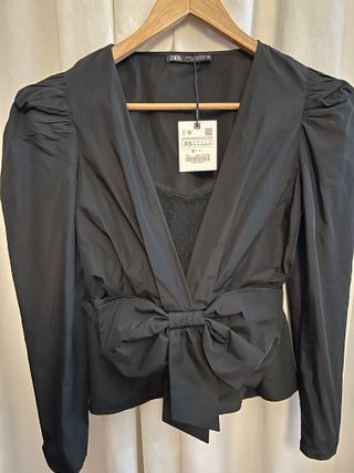 Blusa Zara Negra Talla XS con Lazo