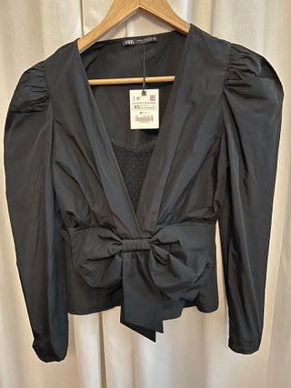 Blusa Zara Negra Talla XS con Lazo