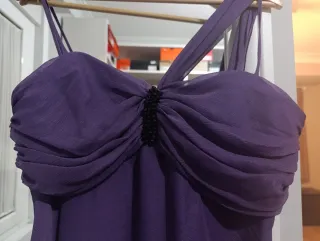 Vestido de fiesta morado asimétrico