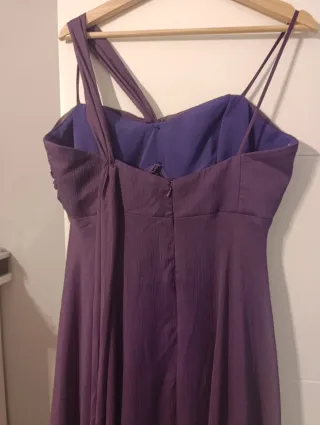 Vestido de fiesta morado asimétrico