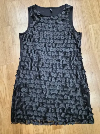 Vestido negro con flores y pedrería