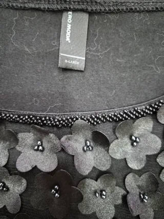 Vestido negro con flores y pedrería