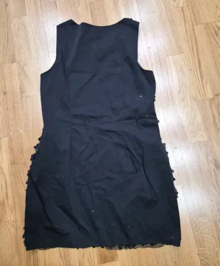 Vestido negro con flores y pedrería