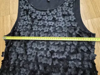 Vestido negro con flores y pedrería