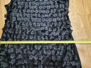 Vestido negro con flores y pedrería