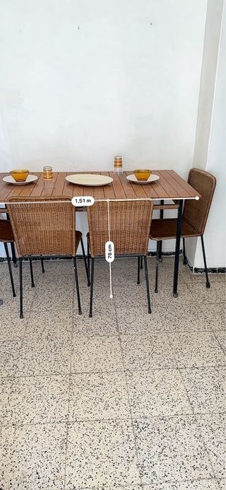 Mesa comedor y 4 sillas de mimbre