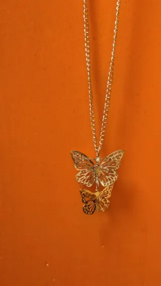 Collana lunga con due farfalle dorate