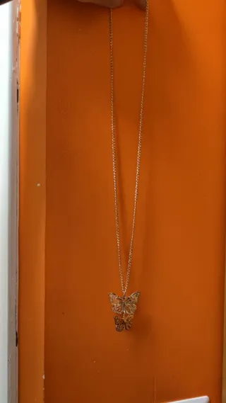 Collana lunga con due farfalle dorate