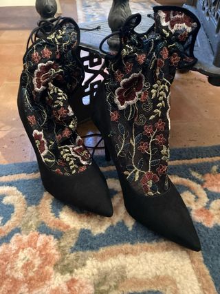 Botas de tacón bordadas