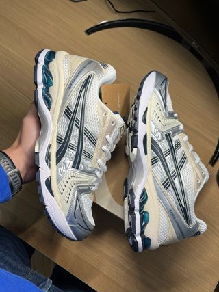 Zapatillas ASICS Plata y Blanco