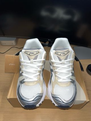 Zapatillas ASICS Plata y Blanco