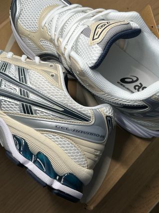 Zapatillas ASICS Plata y Blanco