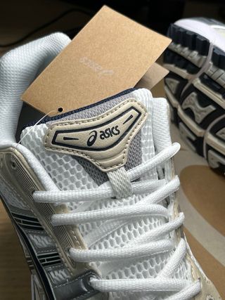 Zapatillas ASICS Plata y Blanco