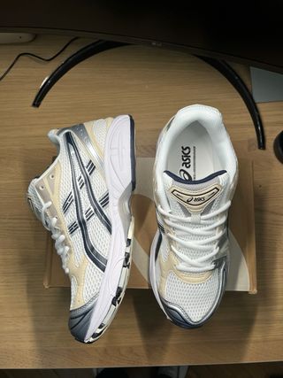 Zapatillas ASICS Plata y Blanco