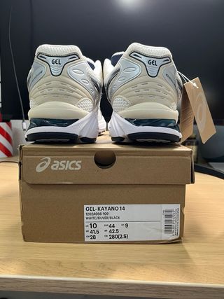 Zapatillas ASICS Plata y Blanco