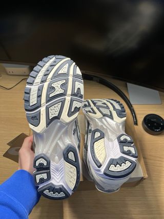 Zapatillas ASICS Plata y Blanco