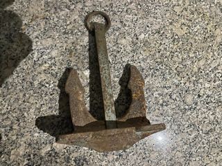 Ancla de metal oxidado