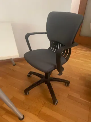 Escritorio IKEA y Silla Ergonómica Gris