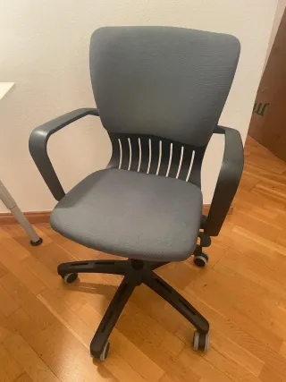 Escritorio IKEA y Silla Ergonómica Gris