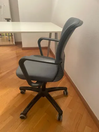 Escritorio IKEA y Silla Ergonómica Gris
