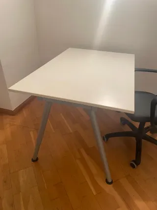 Escritorio IKEA y Silla Ergonómica Gris