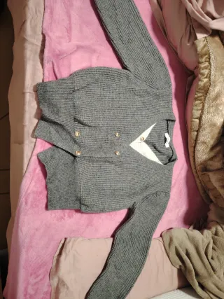 Jersey gris con botones dorados,XXL