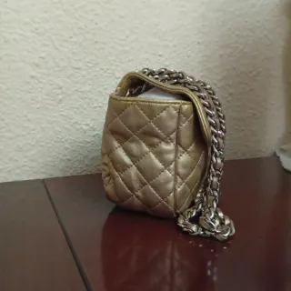 Bolso de piel de Purificación García dorado