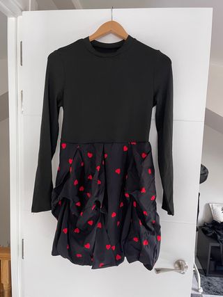 Vestido negro con corazones rojos