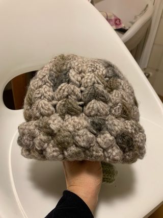 Cappello lana fatto a mano beige/grigio