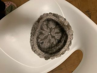 Cappello lana fatto a mano beige/grigio