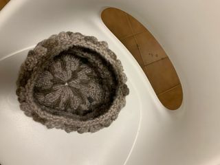 Cappello lana fatto a mano beige/grigio