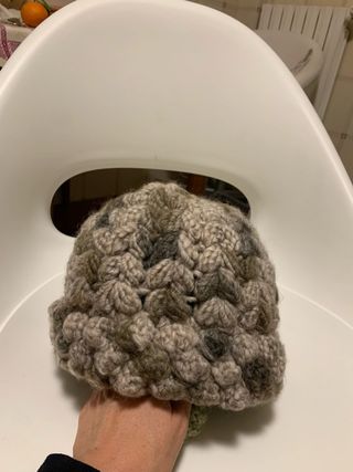 Cappello lana fatto a mano beige/grigio