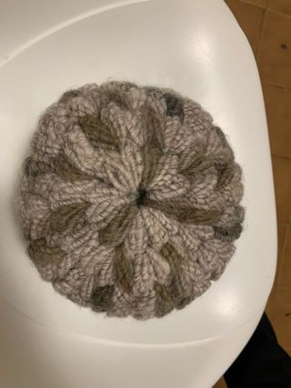 Cappello lana fatto a mano beige/grigio