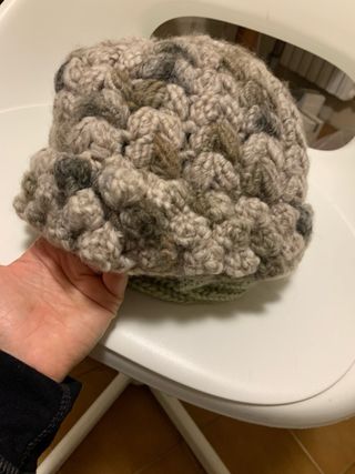 Cappello lana fatto a mano beige/grigio