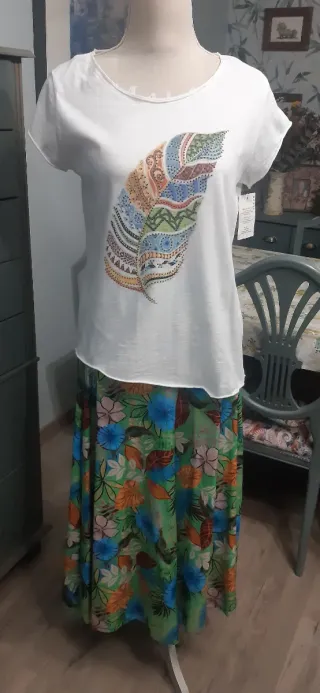 Conjunto falda pantalón y camiseta estampada