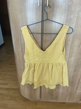 Blusa amarilla con bordado