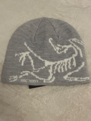 Gorro Arc'teryx Gris y Blanco