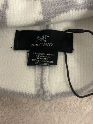 Gorro Arc'teryx Gris y Blanco