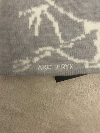Gorro Arc'teryx Gris y Blanco