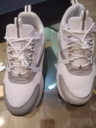 Zapatillas deportivas grises y blancas