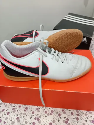 Zapatillas Fútbol Nike Blanco y Rosa