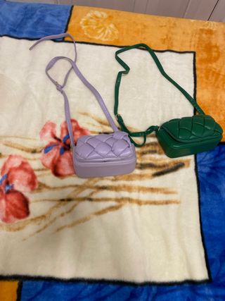 Borse tessute verdi e viola