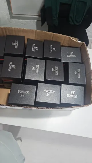 Scatola di Orologi NAVIFORCE lotto di 100 orologi