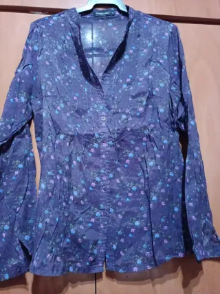Camisa violeta estampada flores