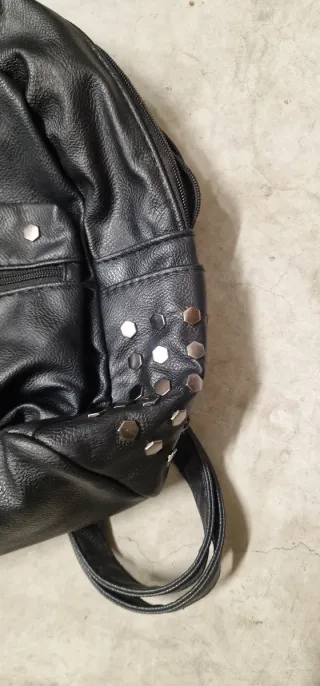 Lotto 2 zainetti neri con borchie