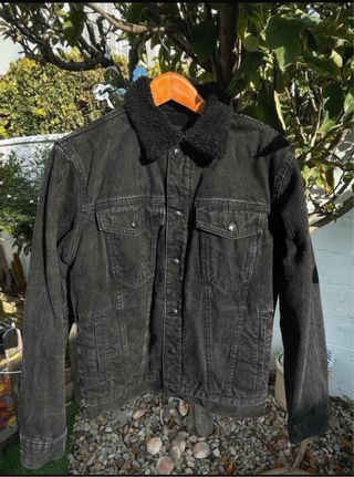 Cazadora vaquera Zara negra con borreguillo
